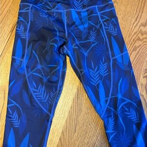 Zyia Active wear leggings blue leaf pattern